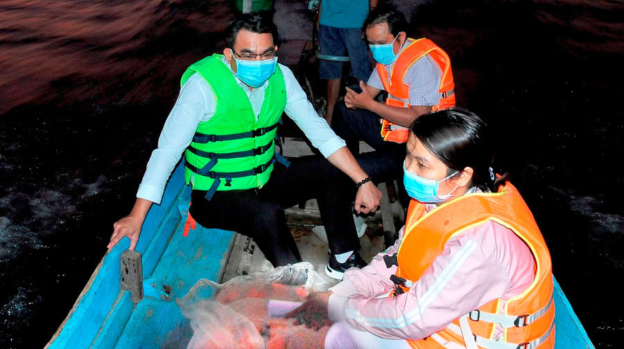 Tổ cộng đồng phát huy vai trò trong tuyên truyền, vận động người dân thực hiện quy định phòng dịch. Ảnh: HL