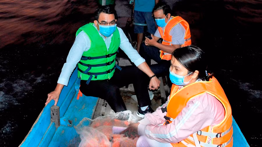 Tổ cộng đồng phát huy vai trò trong tuyên truyền, vận động người dân thực hiện quy định phòng dịch. Ảnh: HL