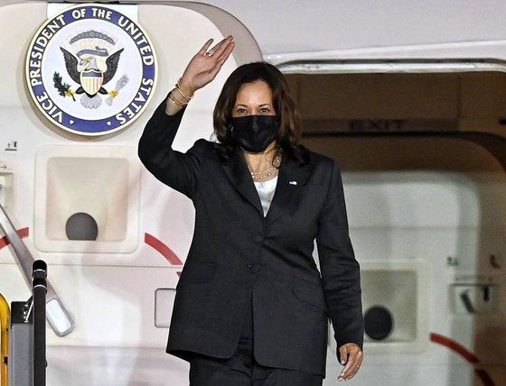 Phó Tổng thống Hoa Kỳ Kamala Harris vẫy tay chào khi bước ra khởi chuyên cơ ở sân bay Nội Bài tối 24-8. Ảnh: Viết Chung Phó Tổng thống Hoa Kỳ Kamala Harris vẫy tay chào khi bước ra khởi chuyên cơ ở sân bay Nội Bài tối 24-8. Ảnh: VIẾT CHUNG