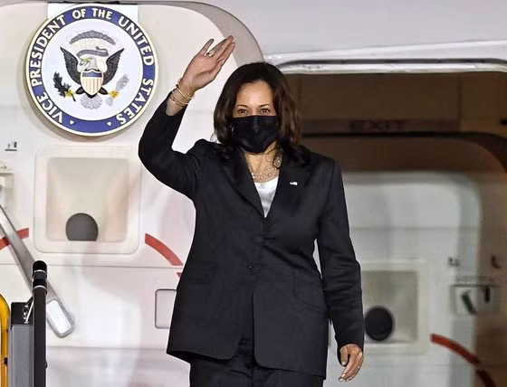  Phó Tổng thống Hoa Kỳ Kamala Harris vẫy tay chào khi bước ra khởi chuyên cơ ở sân bay Nội Bài tối 24-8. Ảnh: VIẾT CHUNG