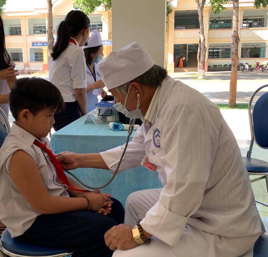 Các trường học thực hiện khám sức khỏe định kỳ cho học sinh vào mỗi đầu năm học. Ảnh: Như Ý