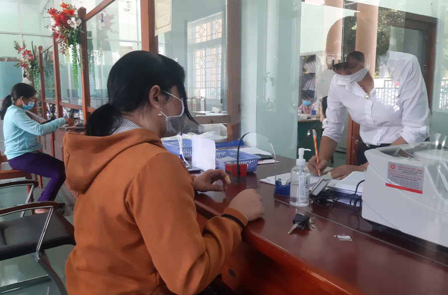  Do ảnh hưởng bởi dịch Covid-19, nhiều doanh nghiệp đề nghị ngành Ngân hàng điều chỉnh giảm lãi suất cho vay. Ảnh: Minh Nguyễn