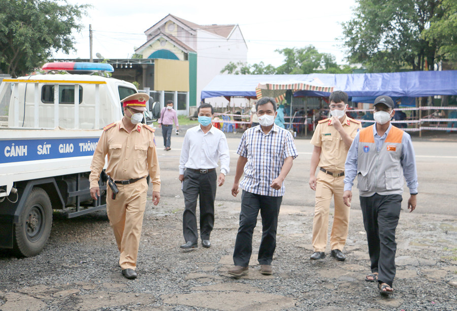 Ủy viên Ban Chấp hành Trung ương Đảng, Bí thư Tỉnh ủy, Chủ tịch HĐND tỉnh Hồ Văn Niên (thứ 3 từ phải sang) kiểm tra công tác phòng-chống dịch Covid-19 tại chốt kiểm soát phòng-chống dịch Covid-19 khu vực cầu 110 trên quốc lộ 14-đoạn giáp ranh Gia Lai và Đak Lak. Ảnh: Quang Tấn