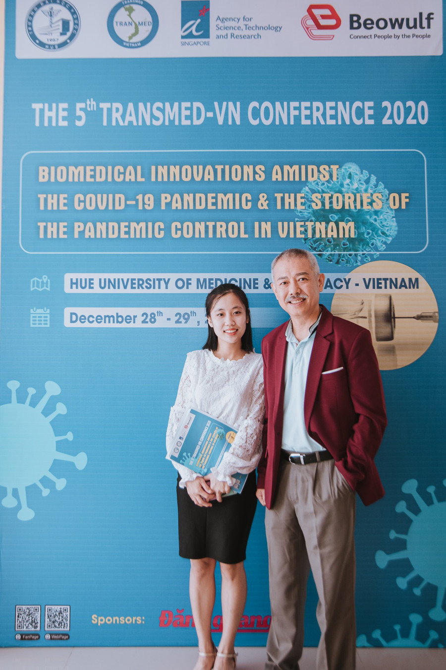 Nhật Lệ trong một lần gặp gỡ tiến sĩ Trương Nguyện Thành. Ảnh NVCC