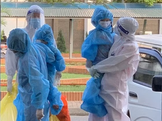 Cha mẹ được phép đi, ở cùng khi bé đang thực hiện cách ly tại cơ sở cách ly, điều trị Covid-19