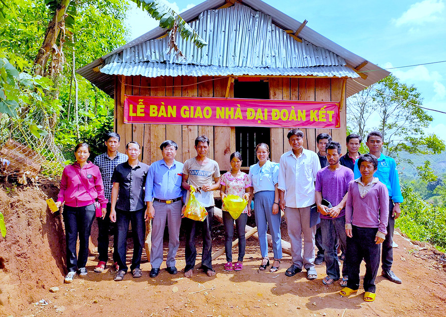 "Tiếp sức" phụ nữ đơn thân thoát nghèo bền vững ảnh 2 Trao nhà đại đoàn kết cho cho gia đình chị Trăt-hội viên phụ nữ khó khăn làng Kon Mahar. Ảnh: Minh Châu