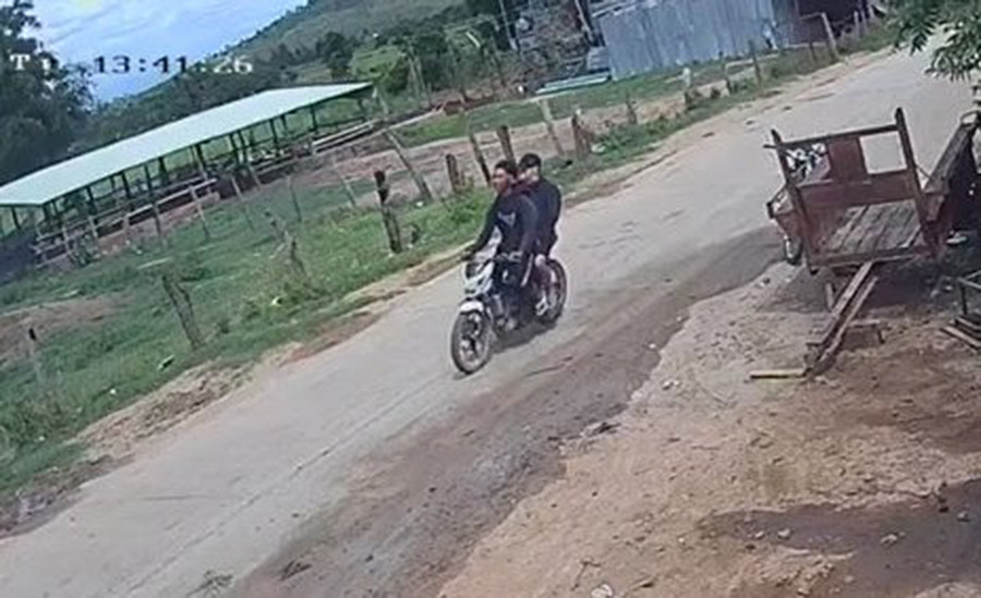 Một trong 2 thanh niên điều khiển xe có hành vi vi phạm các quy định của Luật Giao thông Đường bộ. Ảnh: Công an cung cấp  Hai thanh niên vi phạm nhiều lỗi theo quy định của Luật Giao thông đường bộ. Ảnh: Công an cung cấp