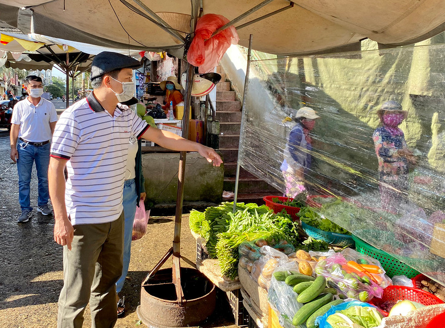 Chủ tịch UBND TP. Pleiku Nguyễn Hữu Quế kiểm tra thực tế tình hình thực hiện các quy định phòng-chống dịch tại Trung tâm Thương mại TP. Pleiku vào sáng 28-8. Ảnh: Hồng Thi