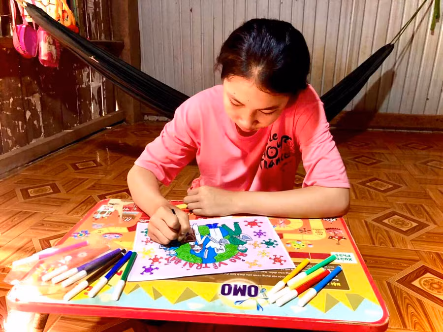 Em Rơ Lan H’Vân (làng Tung, xã Ia Nan, huyện Đức Cơ) vẽ tranh tham gia cuộc thi vẽ Mùa hè của em. Ảnh: Phan Lài