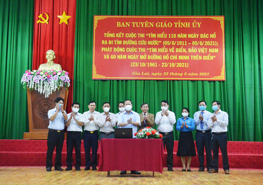 ồng chí Châu Ngọc Tuấn-Phó Bí thư Thường trực Tỉnh ủy, Trưởng đoàn Đại biểu Quốc hội tỉnh bấm nút phát động cuộc thi Tìm hiểu biển đảo Việt Nam và 60 năm Ngày mở đường Hồ Chí Minh trên biển. Ảnh: Phương Linh