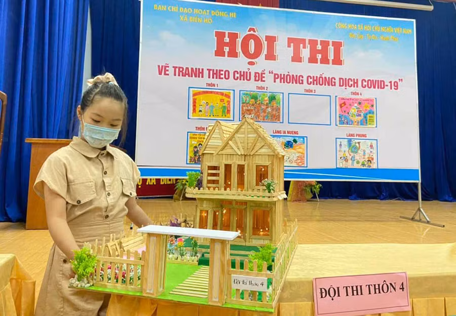 Mô hình nhà từ vật liệu tái chế của các em thiếu nhi thôn 4 (xã Biển Hồ, TP. Pleiku) tham gia cuộc thi với chủ đề “Chung tay bảo vệ môi trường. Ảnh: Phan Lài