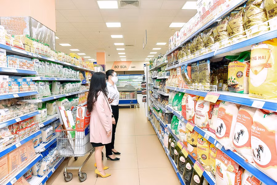 4.Các mặt hàng thực phẩm khô như: gạo, mì tôm, miến... được bày bán khá dồi dào.