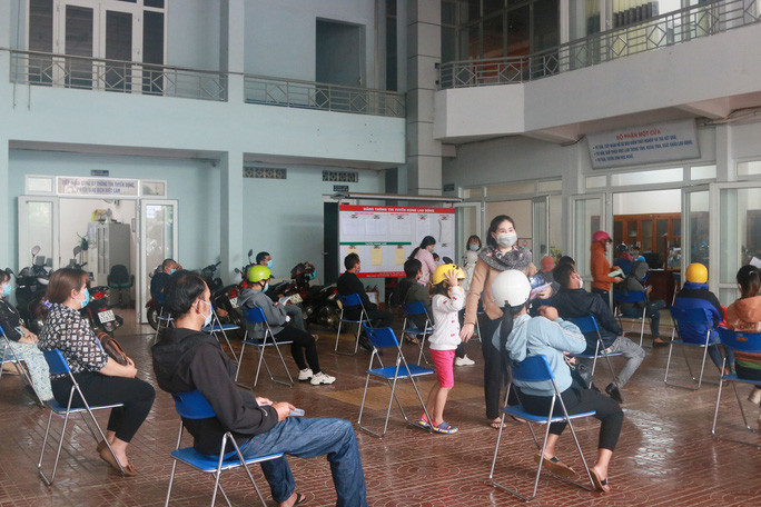 Người lao động tới làm thủ tục rút tiền bảo hiểm thất nghiệp