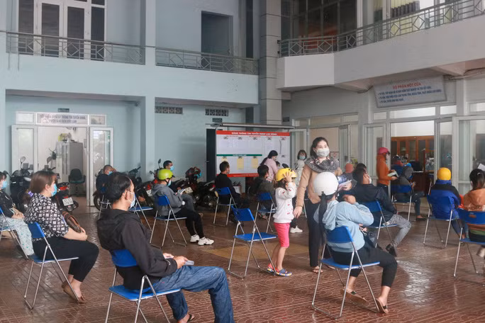 Người lao động tới làm thủ tục rút tiền bảo hiểm thất nghiệp