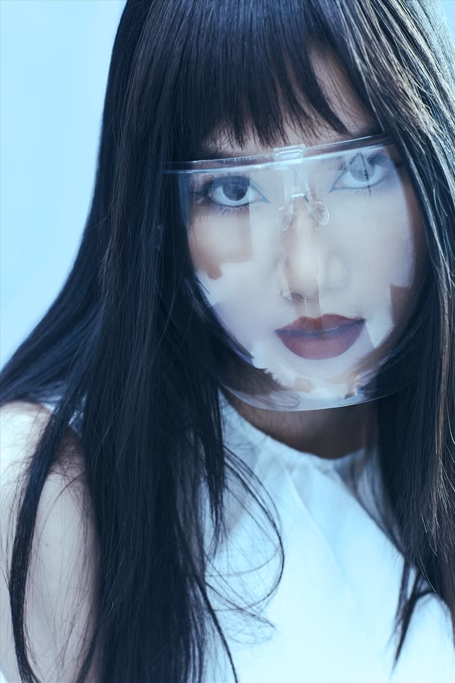 Hình ảnh của “lá chắn“- chiếc khẩu trang không chỉ trở thành điểm nhấn của bộ ảnh mà còn đem đến một “ẩn ý” về những gì chúng ta đã phải trải qua. Ảnh: Thảo.