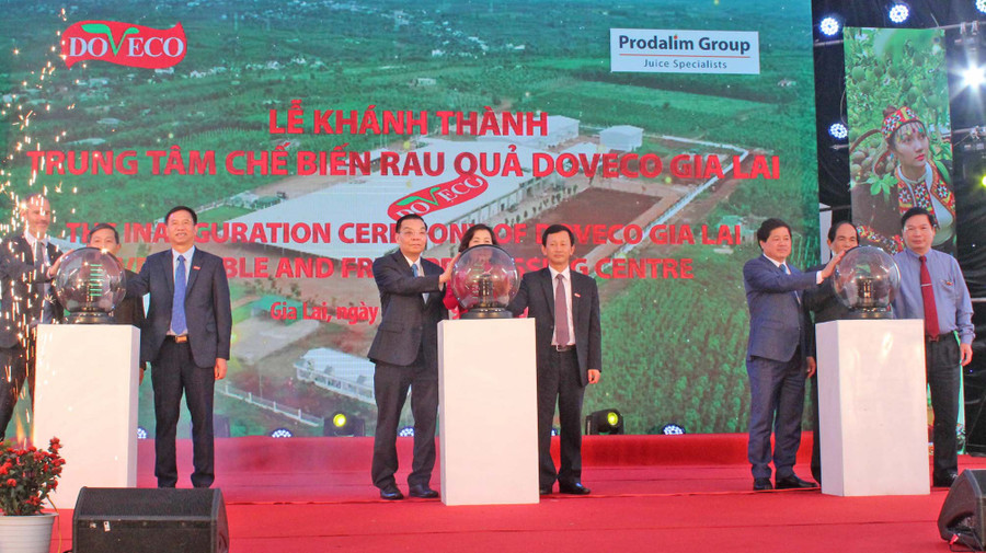 Các đồng chí lãnh đạo bộ, ngành, địa phương ấn nút khánh thành Trung tâm Chế biến rau quả DOVECO Gia Lai (ảnh chụp trước tháng 4-2021). Ảnh: Hạ Vy