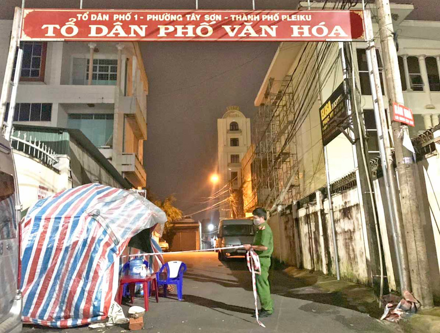Lực lượng chức năng gỡ phong tỏa hẻm 13 Hai Bà Trưng - Phường Tây Sơn