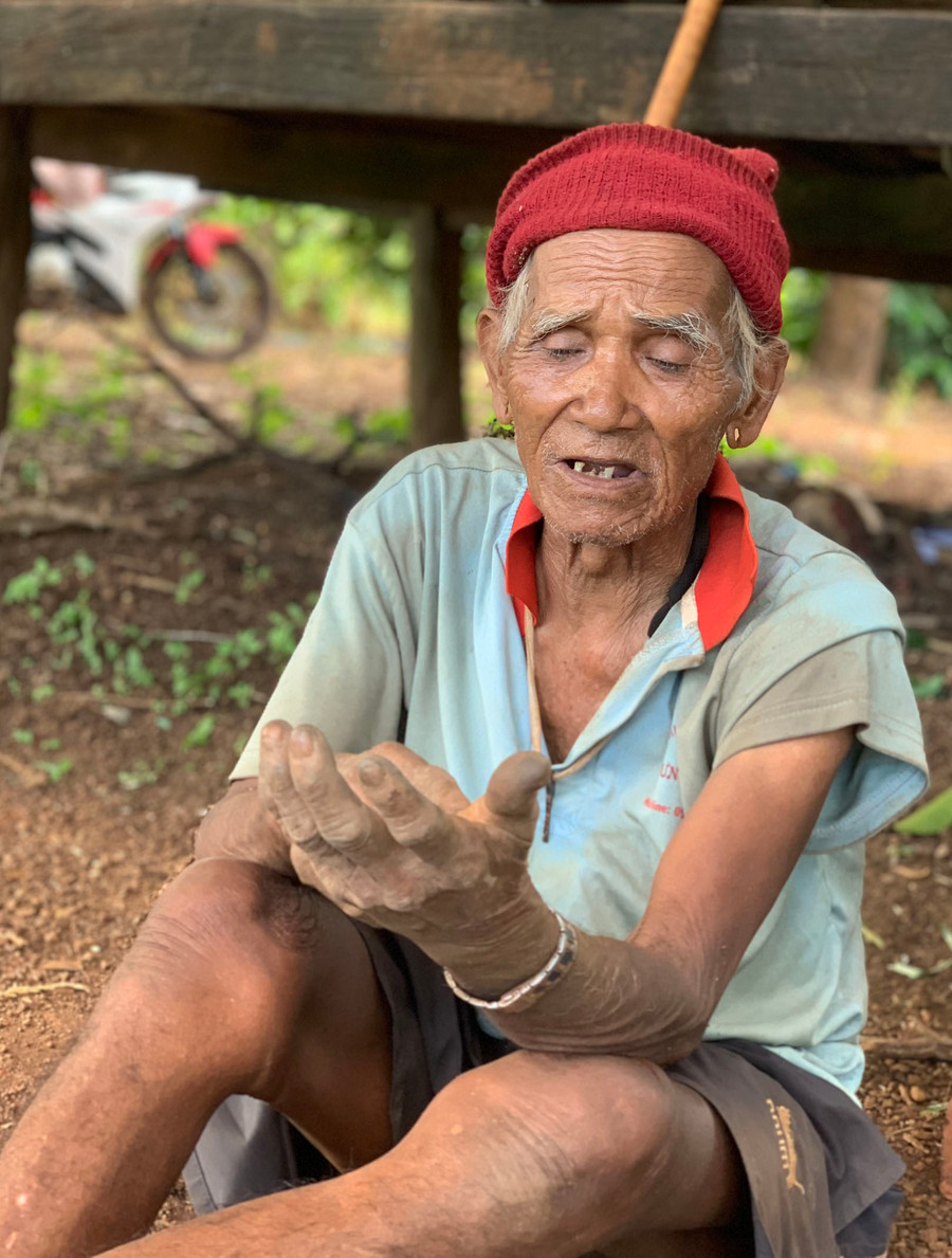 Già Rah Lan Kốt (xã Ia Pia, huyện Chư Prông) nhớ lại những tháng ngày trong thác Nhà Thương. Ảnh: Phương Linh