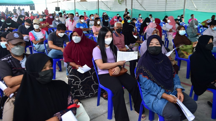 Người dân chờ tiêm vắc xin tại bệnh viện ở tỉnh Narathiwat ngày 18.8 - Ảnh: AFP Người dân chờ tiêm vắc xin tại bệnh viện ở tỉnh Narathiwat ngày 18.8 - Ảnh: AFP