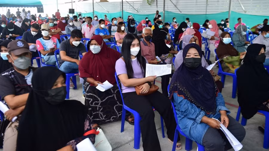 Người dân chờ tiêm vắc xin tại bệnh viện ở tỉnh Narathiwat ngày 18.8 - Ảnh: AFP