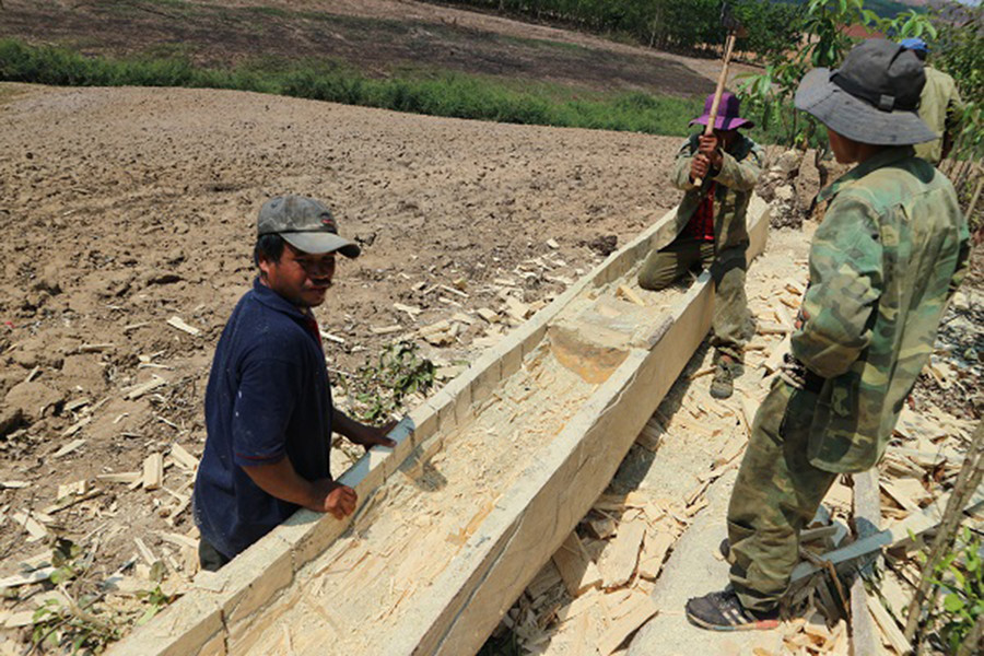  Một nhóm thợ đang đẽo thuyền độc mộc. Ảnh: Diệu Hằng