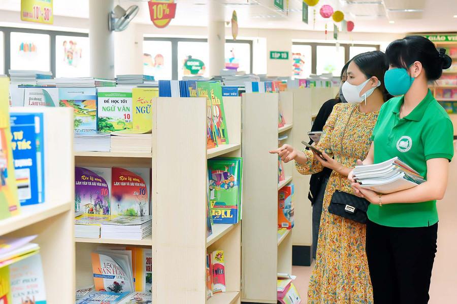 Chị Nguyễn Thanh Phương-nhân viên bán hàng tại nhà sách Thanh Niên-cho hay: Năm học 2021-2022, Công ty cổ phần Sách và Thiết bị trường học Gia Lai đã nhập trên 2 triệu bản sách giáo khoa. Ngoài ra, Công ty cổ phần Sách và Thiết bị trường học Gia Lai cũng đã nhập đầy đủ: đồ dùng học tập, cặp và vở học sinh… nhiều mẫu mã phong phú, đa dạng, đảm bảo đáp ứng nhu cầu mua sắm của phụ huynh và học sinh.