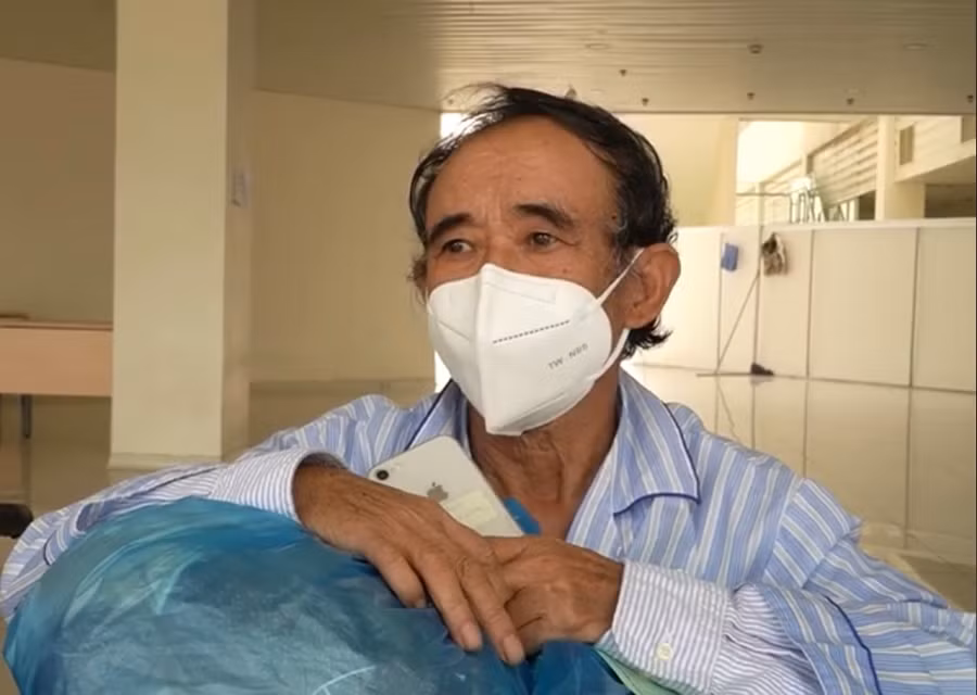 Ông Nguyễn Công Phùng ngồi xe lăn trong ngày ra viện. Ảnh: BVCC