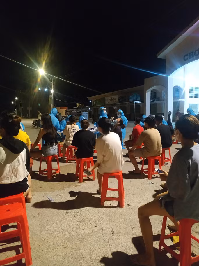  Tiểu thương chợ đầu mối Gò Bồi được tầm soát test nhanh SARS-CoV-2 sau khi phát hiện ổ dịch tại nơi này.