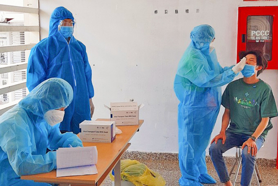 Đội ngũ y-bác sĩ lấy mẫu xét nghiệm SARS-CoV-2. Ảnh: Sơn Tùng Đội ngũ y-bác sĩ lấy mẫu xét nghiệm SARS-CoV-2. Ảnh: Sơn Tùng