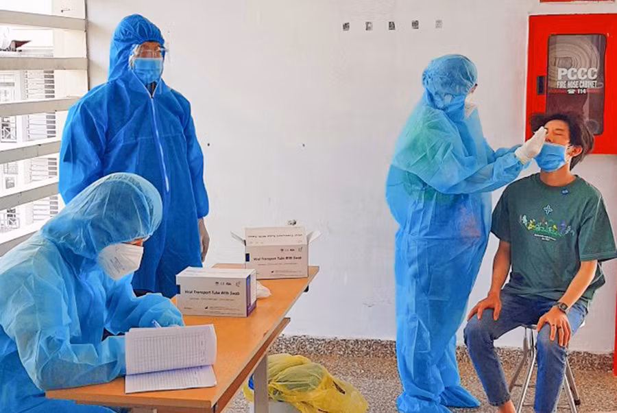 Đội ngũ y-bác sĩ lấy mẫu xét nghiệm SARS-CoV-2. Ảnh: Sơn Tùng