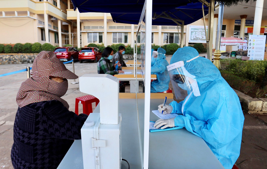 Bệnh viện Đa khoa tỉnh tiếp tục thực hiện nghiêm phân luồng, sàng lọc người bệnh đến khám, điều trị. Ảnh: Như Nguyện Bệnh viện Đa khoa tỉnh tiếp tục thực hiện nghiêm phân luồng, sàng lọc bệnh nhân đến khám. Ảnh: Như Nguyện