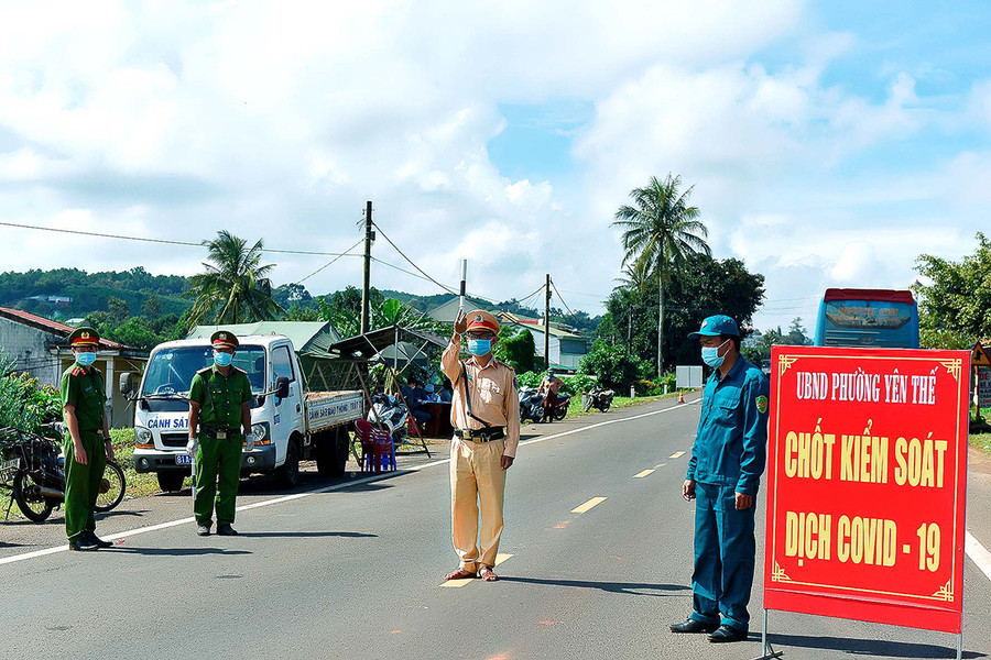 Lực lượng chức năng TP. Pleiku kiểm soát chặt chẽ phương tiện vào ra địa bàn. Ảnh: Đức Thụy Lực lượng chức năng TP. Pleiku kiểm soát chặt chẽ phương tiện vào ra địa bàn. Ảnh: Đức Thụy