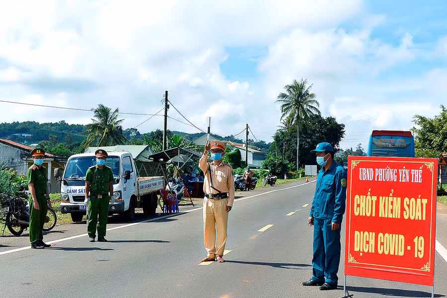  Lực lượng chức năng TP. Pleiku kiểm soát chặt chẽ phương tiện vào ra địa bàn. Ảnh: Đức Thụy