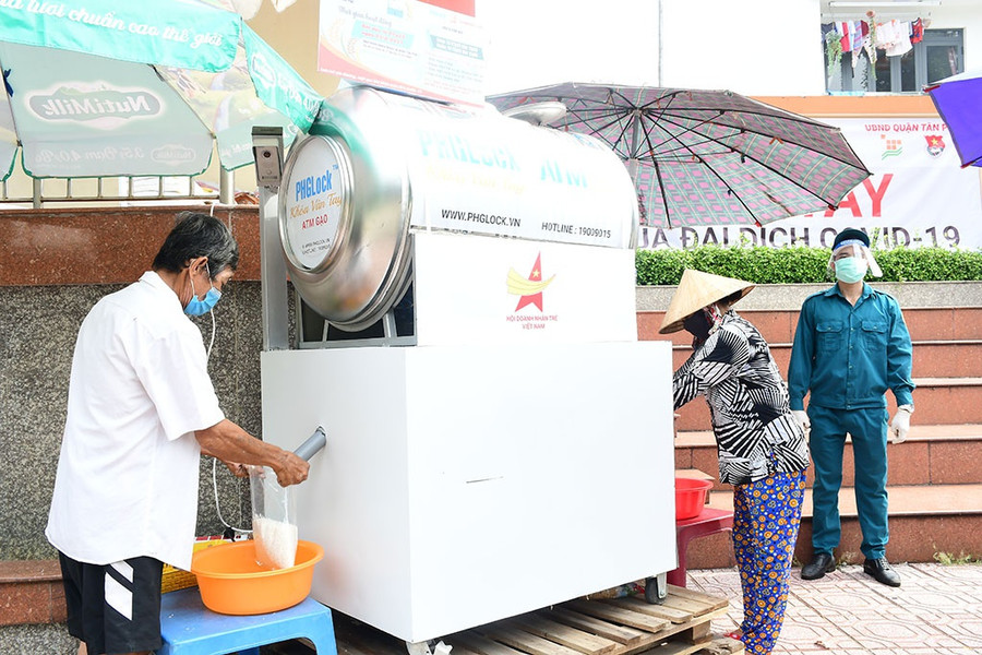 Người dân đến cây ATM gạo của lực lượng vũ trang Q.Tân Phú, TP.HCM. Ảnh: CTV Người dân đến cây ATM gạo của lực lượng vũ trang Q.Tân Phú, TP.HCM. Ảnh: CTV