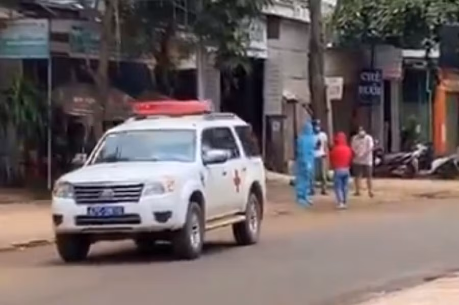 Cô gái là F1 (áo đỏ) được nhân viên y tế thuyết phục, đưa trở lại khu cách ly. Ảnh: Cắt từ clip