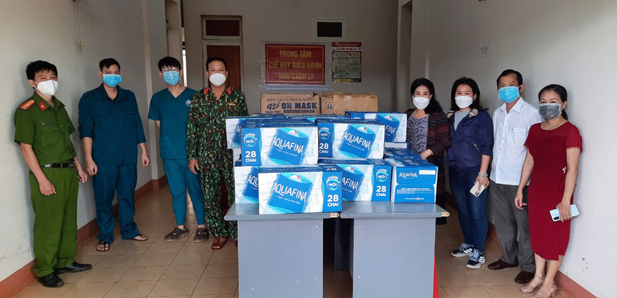 Đại diện Công đoàn cơ sở Trường THPT chuyên Hùng Vương thăm và tặng quà tại các khu cách ly tập trung. Ảnh: D.L Ảnh: D.L