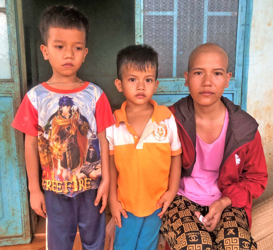 Mẹ con chị Puih Har. Ảnh: Đinh Yến