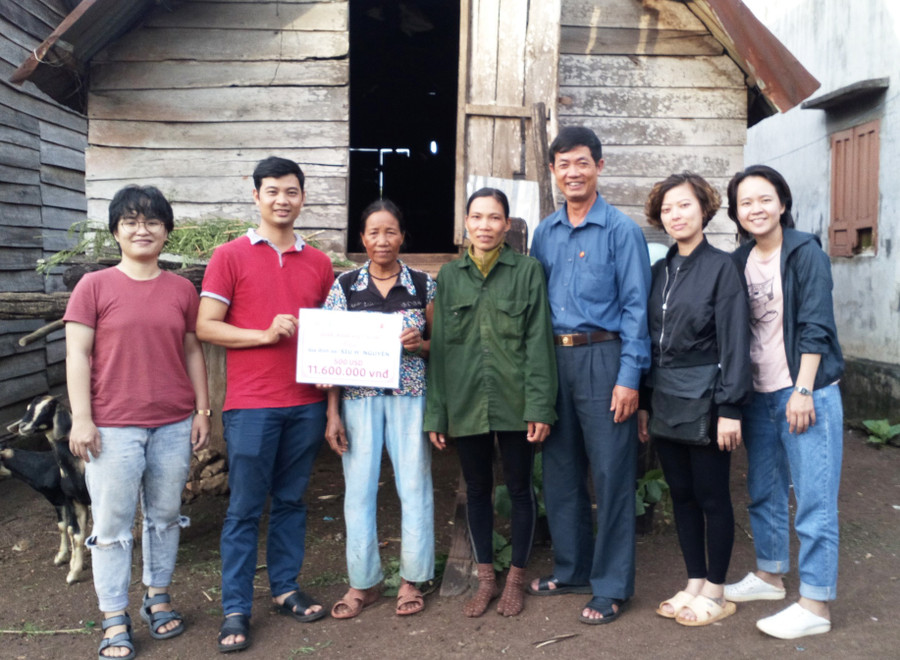 Hội Nạn nhân chất độc da cam/dioxin huyện Chư Sê tặng quà gia đình có người nhiễm chất độc da cam (ảnh chụp trước tháng 4-2021). Ảnh: Thiên Di