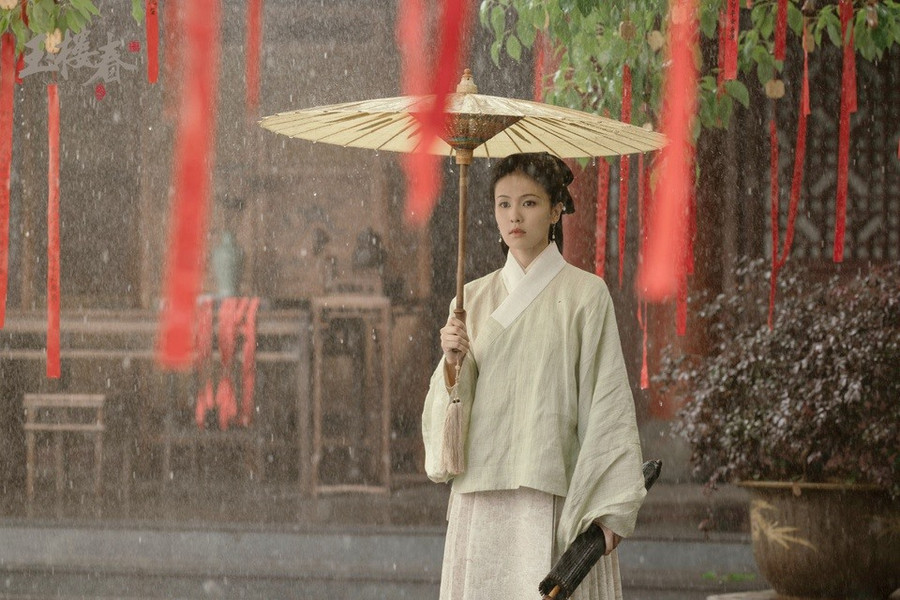 “Ngọc Lâu Xuân“ là dự án phim cổ trang mới do biên kịch Vu Chính sản xuất. Trong phim, Bạch Lộc đảm nhận vai nữ chính Lâm Thiếu Xuân. Cô nhận được nhiều lời khen ngợi vì tạo hình đẹp, nền nã. Ảnh: Xinhua.