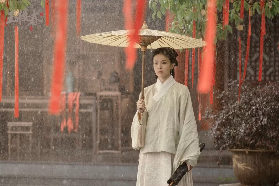 “Ngọc Lâu Xuân“ là dự án phim cổ trang mới do biên kịch Vu Chính sản xuất. Trong phim, Bạch Lộc đảm nhận vai nữ chính Lâm Thiếu Xuân. Cô nhận được nhiều lời khen ngợi vì tạo hình đẹp, nền nã. Ảnh: Xinhua.