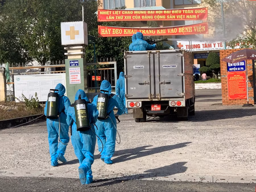 Các chiến sĩ Quân đoàn 3 tiến hành bơm thuốc khử trùng tại Trung tâm Y tế huyện Ia Pa vào tháng 2-2021. Ảnh: Vũ Chi