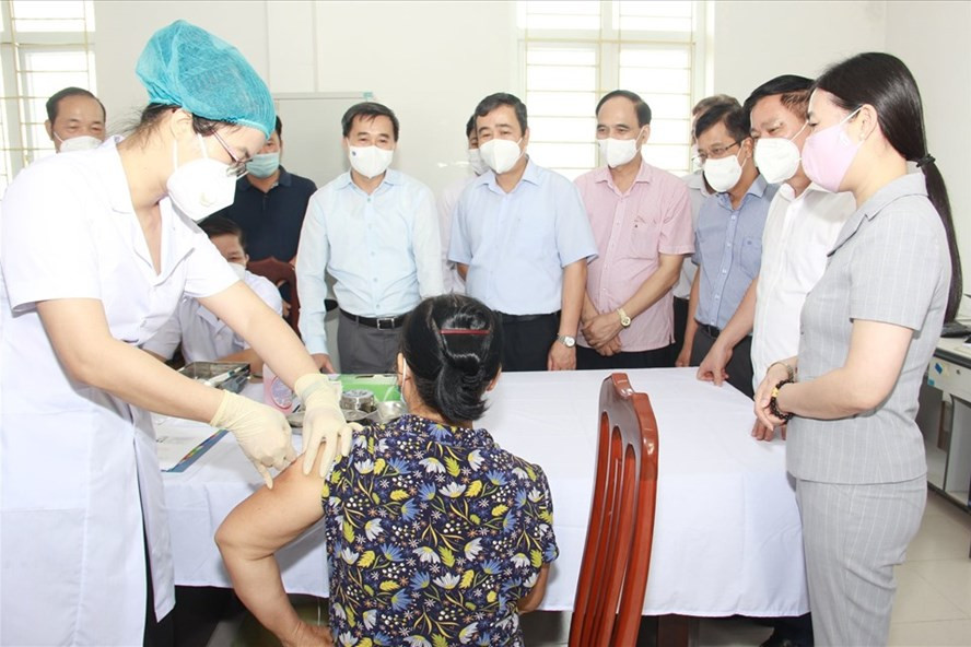 Tiêm thử nghiệm lâm sàng vaccine COVIVAC cho tình nguyện viên tại Trung tâm Y tế huyện Vũ Thư - tỉnh Thái Bình. Ảnh: Bộ Y tế Tiêm thử nghiệm lâm sàng vaccine COVIVAC cho tình nguyện viên tại Trung tâm Y tế huyện Vũ Thư - tỉnh Thái Bình. Ảnh: Bộ Y tế