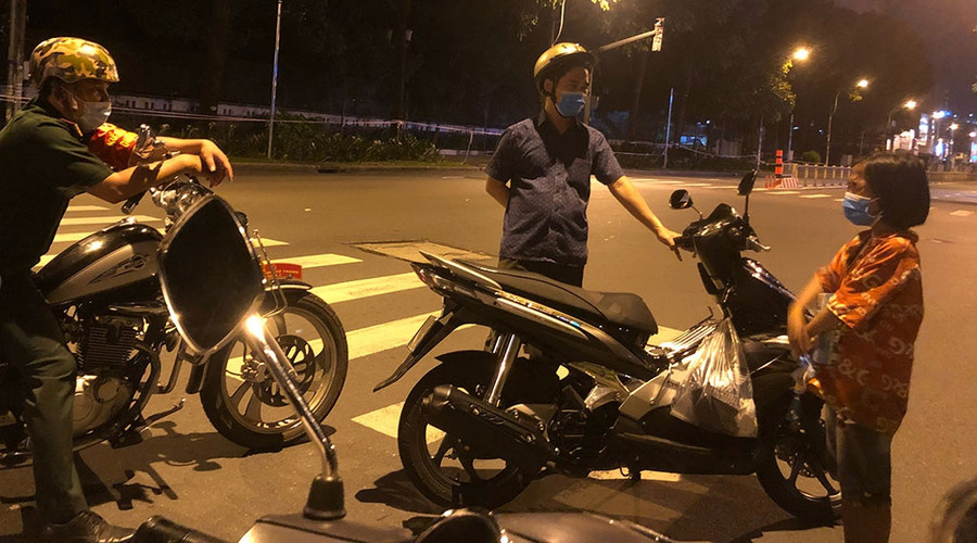Trong đêm, Châu khóc một mực đòi đi tìm gặp ba. Ảnh: Lam Ngọc Trong đêm, Châu khóc một mực đòi đi tìm gặp ba. Ảnh: Lam Ngọc