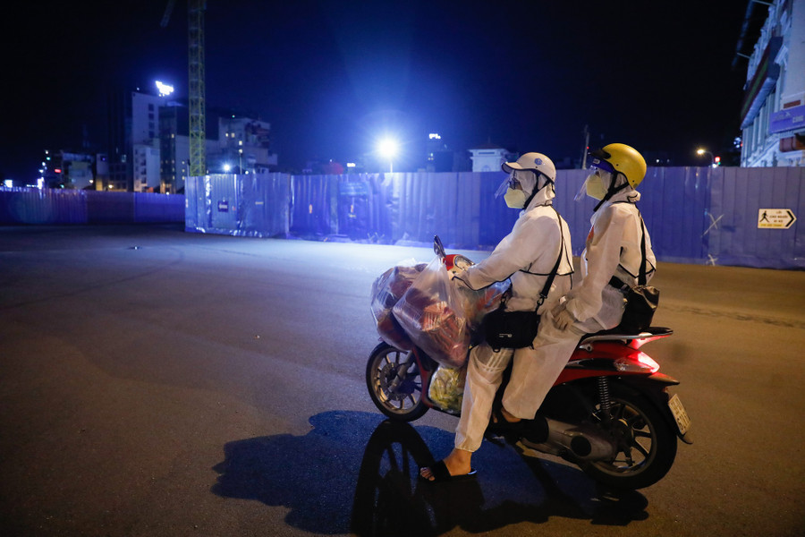 Sau Chỉ thị 12, mỗi đêm Hiền và Thành đều đi xuất phát từ 19 giờ và kết thúc sau 0 giờ để mang những phần ăn, mền, tiền mặt tới những người lang thang trên đường phố Sài Gòn. Ảnh: Lam Ngọc