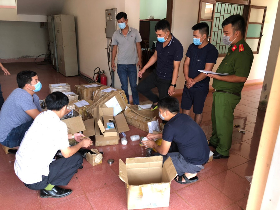 Phòng Cảnh sát hình sự - Công an tỉnh Đắk Nông kiểm kê số linh kiện súng, đạn thể thao - Ảnh: CACC