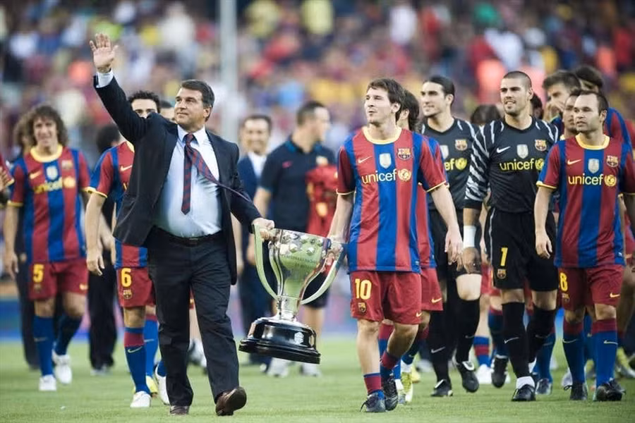 Juan Laporta thực chất không muốn giữ chân Messi bằng mọi giá, đặt lợi ích của Barcelona lẫn Super League lên trên. Ảnh: AFP