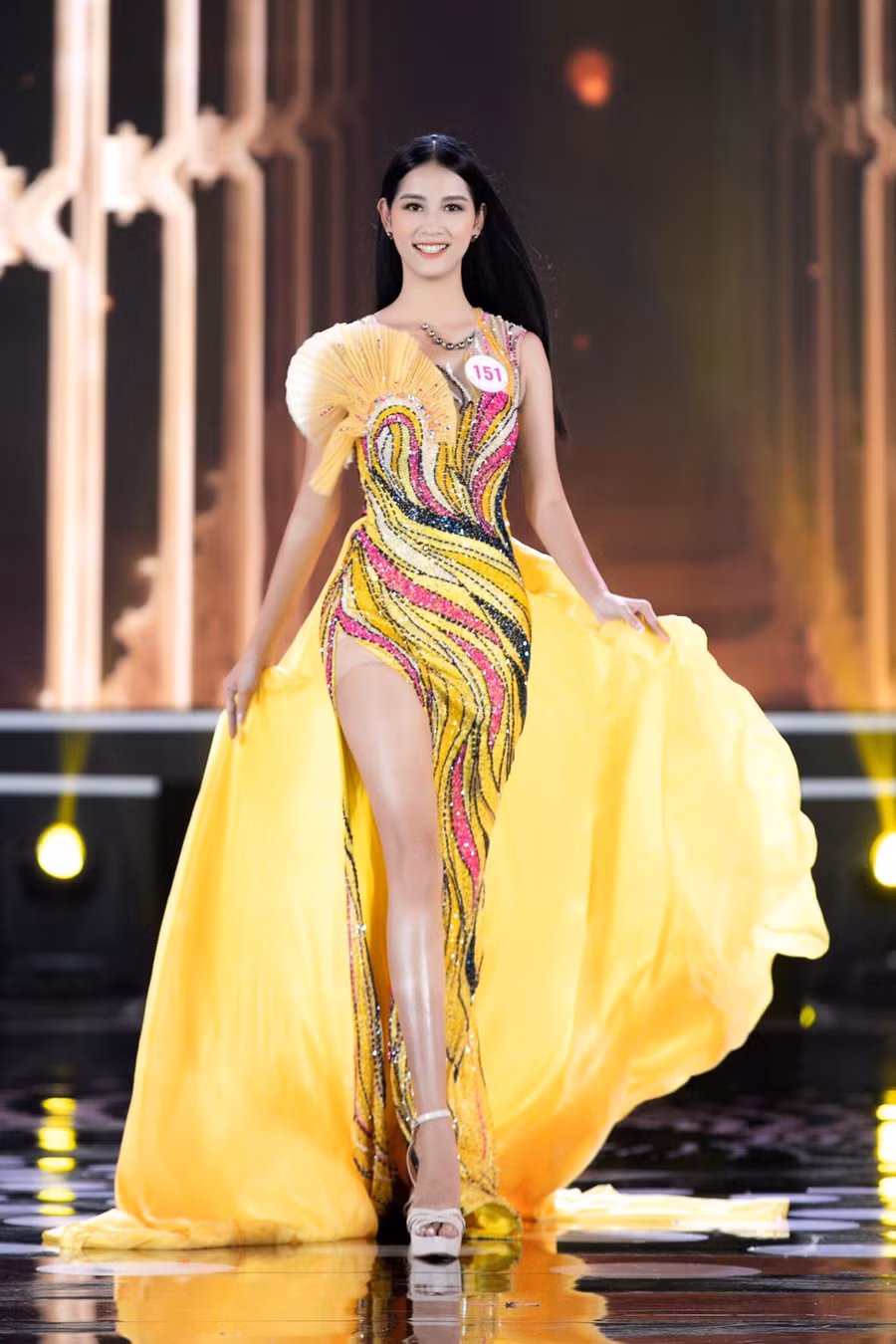 Nữ thí sinh cho biết bản thân luôn tâm niệm rằng: “Mỗi chúng ta là một bản thể, hãy sống và đừng chết như một bản sao”. Vì vậy, người đẹp quê Cần Thơ luôn nỗ lực học hỏi để phát triển và tạo ra những nét riêng cho mình. Từ một cô gái mạnh mẽ, từng tham gia cuộc thi bắn súng của thành phố, giờ đây cô thay đổi theo hướng dịu dàng, nữ tính để phù hợp với một cuộc thi nhan sắc. Ảnh: FBNV