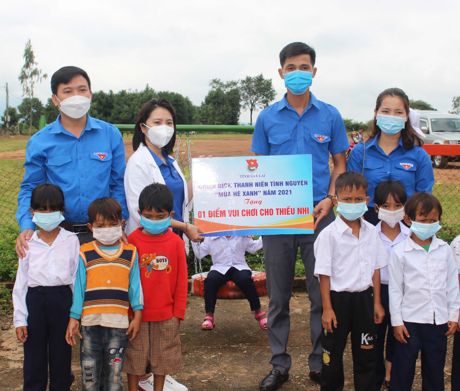 Đoàn khối các Cơ quan và Doanh nghiệp tỉnh phối hợp Huyện Đoàn Mang Yang trao điểm vui chơi cho Trường Tiểu học và THCS Đak Yă điểm trường làng Đak Trôk. Ảnh P.L