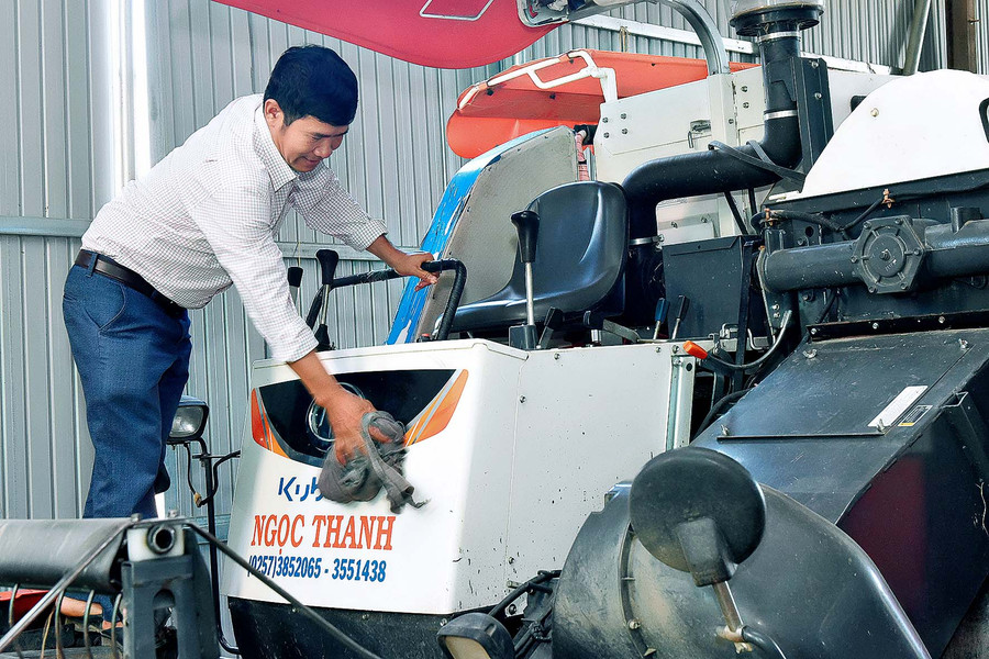 Gia đình anh Đàm Văn Khôi (thôn Thắng Lợi 2, xã Ia Sol) có 5 ha lúa năng suất bình quân 10 tấn/ha. Năm 2019, anh mạnh dạn vay 500 triệu từ Chi nhánh Ngân hàng Nông nghiệp và PTNT mua máy gặt đập liên hợp để phục vụ thu hoạch lúa và làm dịch vụ; giúp gia đình có thu nhập trên 500 triệu đồng/năm. 