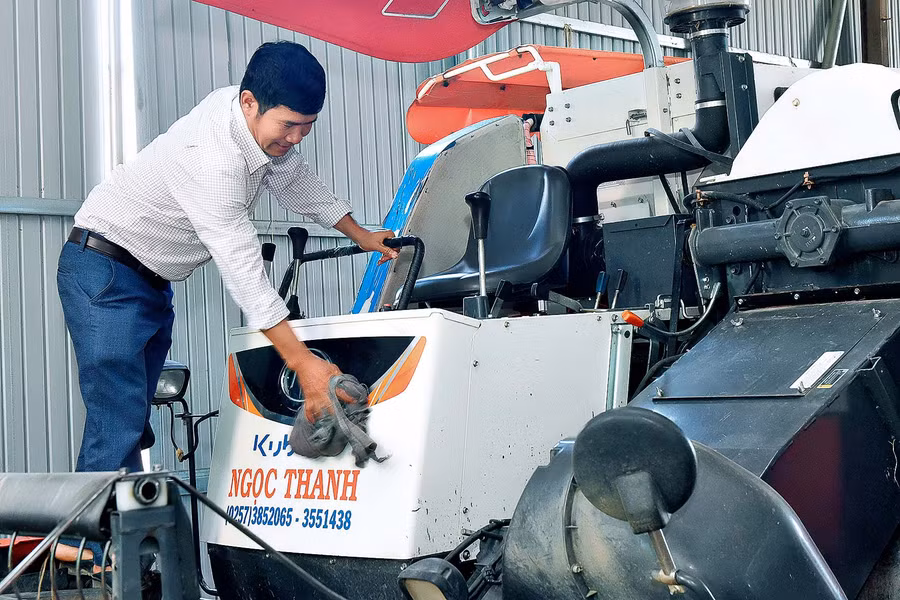 Gia đình anh Đàm Văn Khôi (thôn Thắng Lợi 2, xã Ia Sol) có 5 ha lúa năng suất bình quân 10 tấn/ha. Năm 2019, anh mạnh dạn vay 500 triệu từ Chi nhánh Ngân hàng Nông nghiệp và PTNT mua máy gặt đập liên hợp để phục vụ thu hoạch lúa và làm dịch vụ; giúp gia đình có thu nhập trên 500 triệu đồng/năm. 